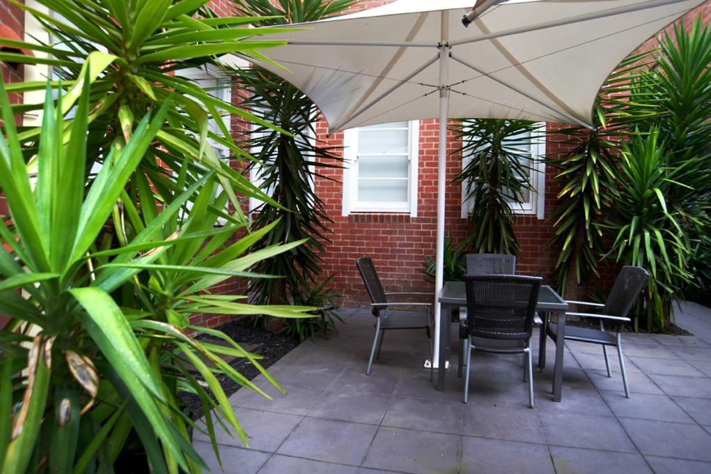 Quest East Melbourne Aparthotel Buitenkant foto