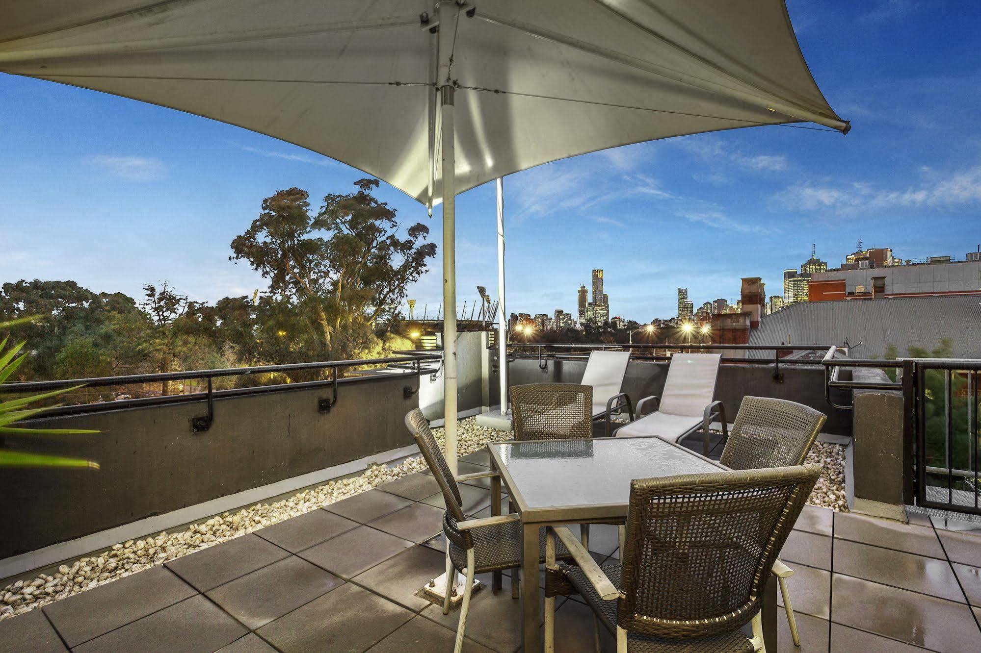 Quest East Melbourne Aparthotel Buitenkant foto